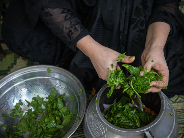 For the preparation of the dish, Mariam cooks fresh products from the region.
